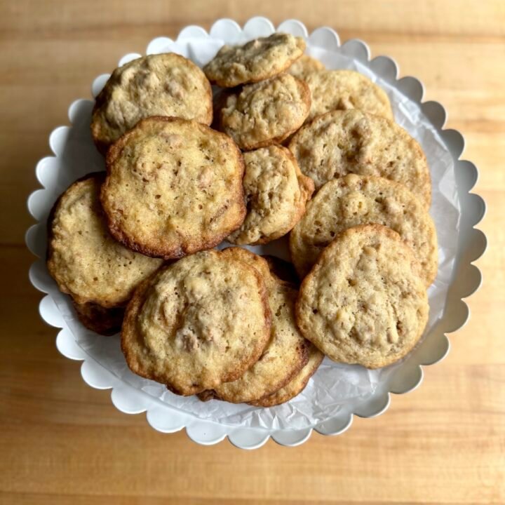 these are peanut butter cookies that are chewy and crunch